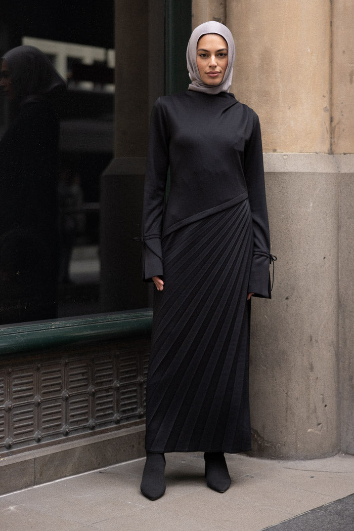 The Royal Pleated Dress - Black