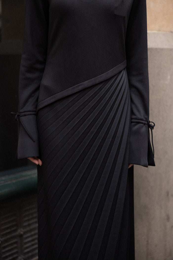 The Royal Pleated Dress - Black