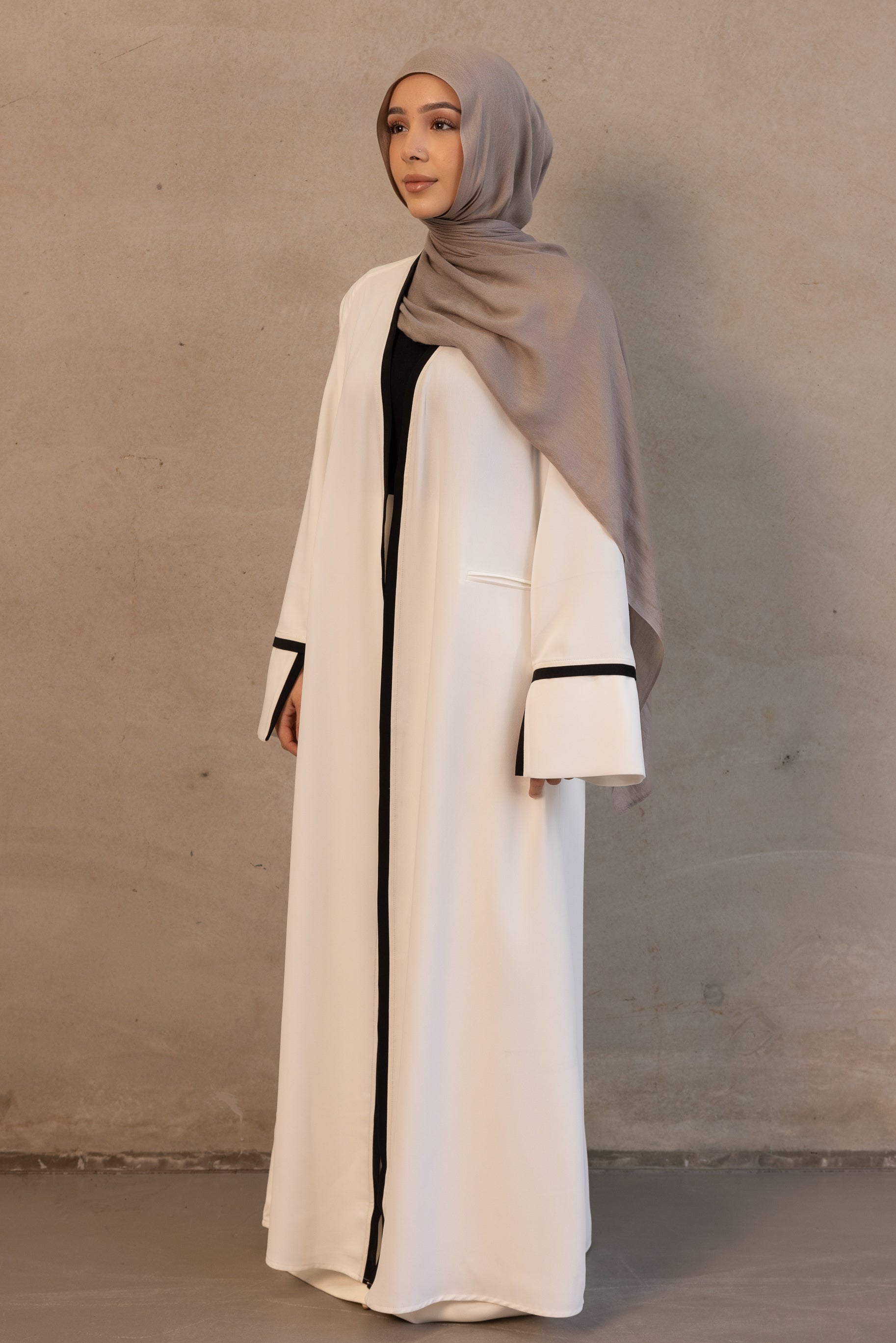 Leila Contrast Open Abaya - White